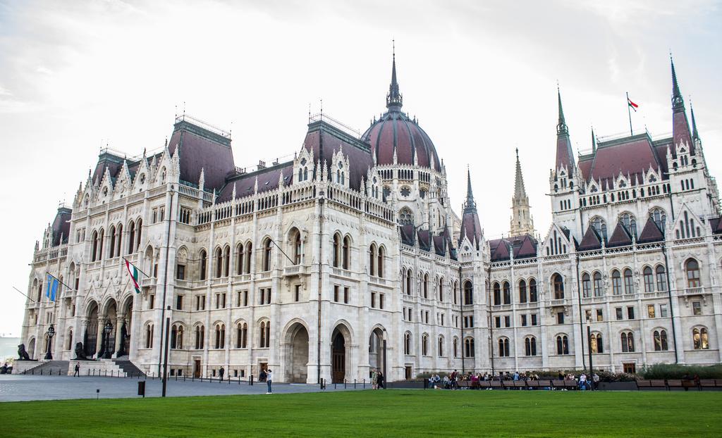 Home At Parliament Budapest Eksteriør billede